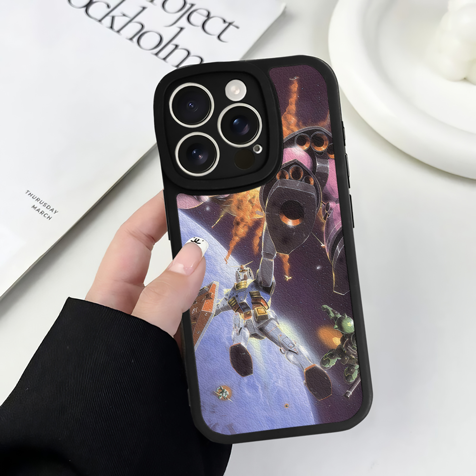 （画像用） 機動戦士ガンダム Mobile Suit Gundam 【iPhone 16シリーズ対応】シリコンスマホケース（レザー調） 材質：シリコン